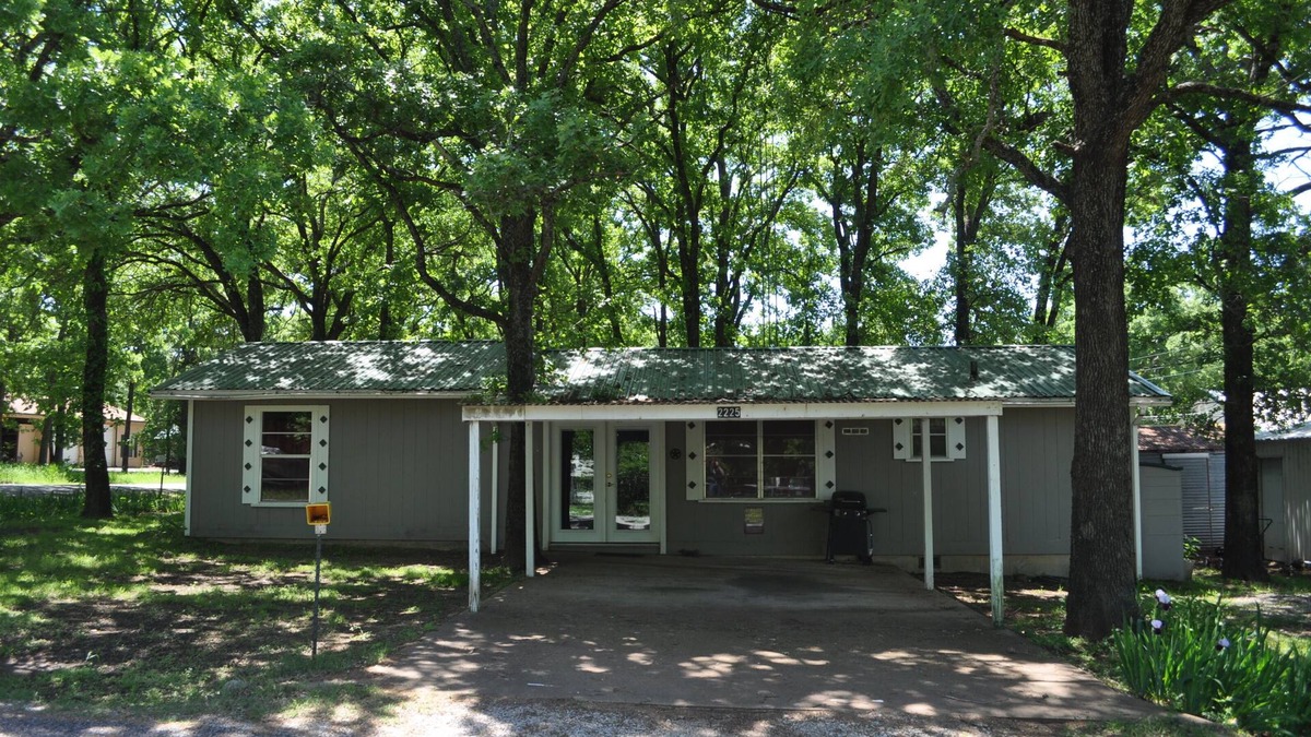 Gordonville House | Sherwood Oaks Lodge Sleeps 4-5.