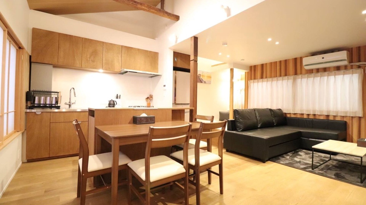 Higashishinsaibashi House | Shinsaibashi area*2-story building completely rented out*3 min. from Nagahoribashi station and 6 min. from Shinsaibashi station*Complete with Wi-Fi*Great for a tourist base*.
