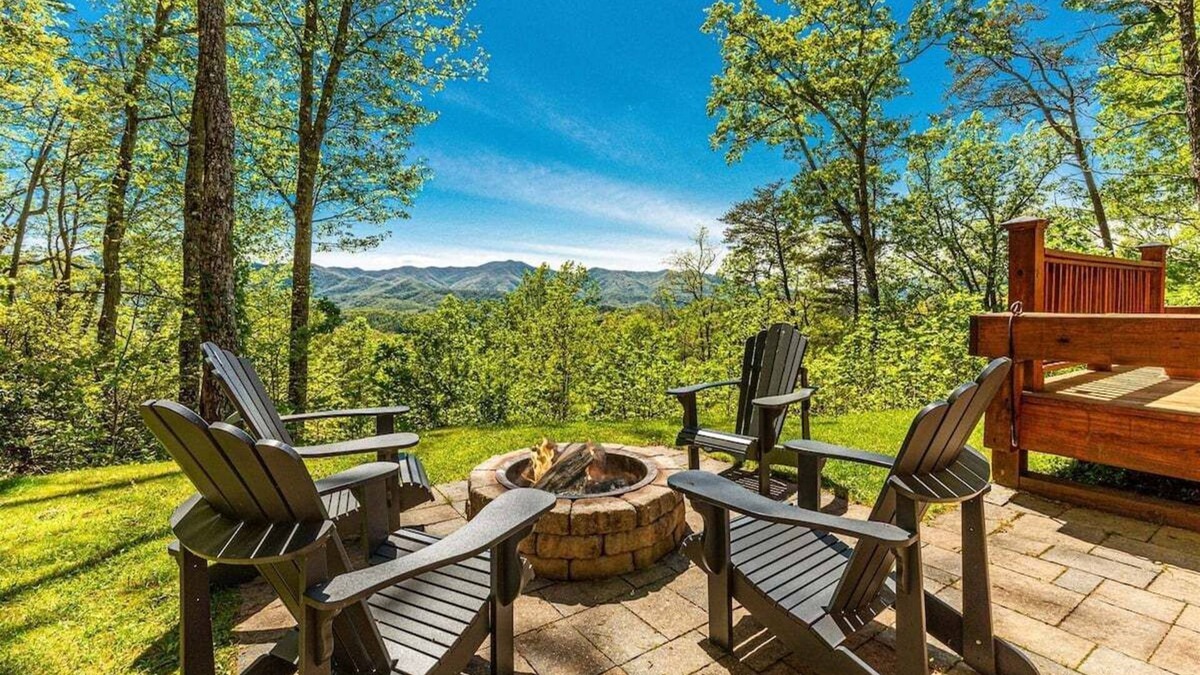 Qualla Cabin | Shooting Star Ridge: A cozy 2-bedroom cabin in Whittier, NC