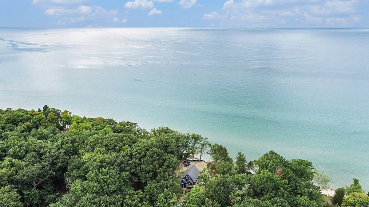 Arcadia House | 🌅 Shoreline Chalet – Wow Lake Michigan Views | Beach Access | Very Pet Friendly ➠ 18396