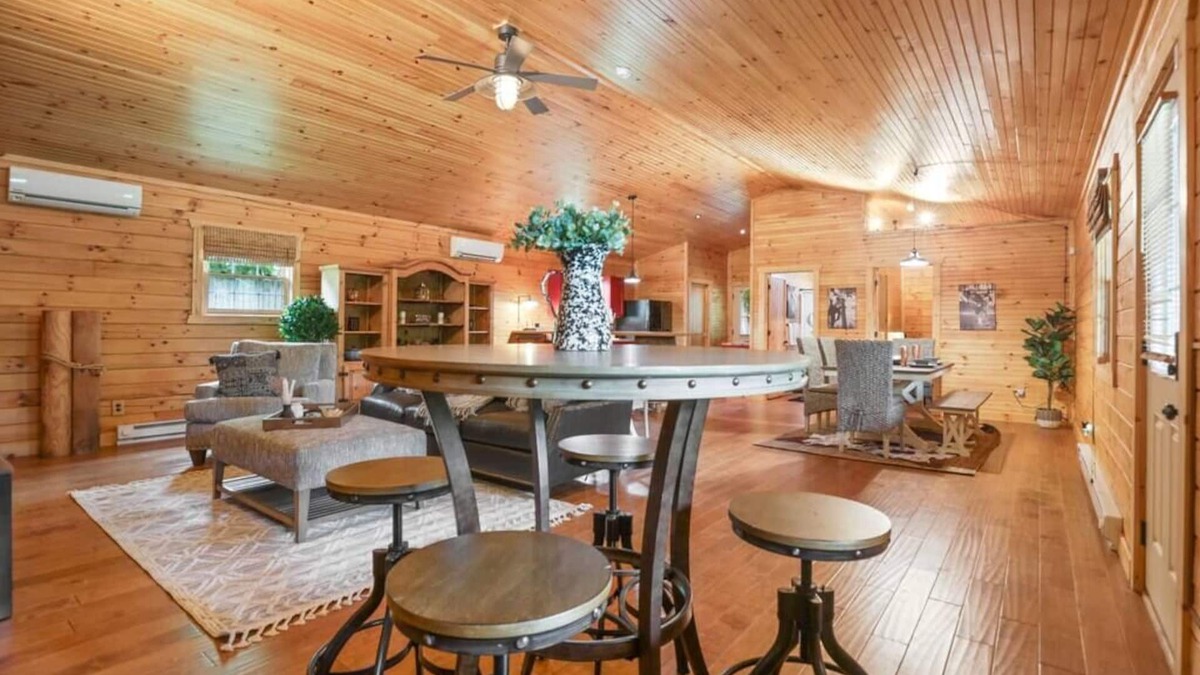 Fairfield Beach Cabin | Shoreline Shadows Log Cabin + Hot Tub!