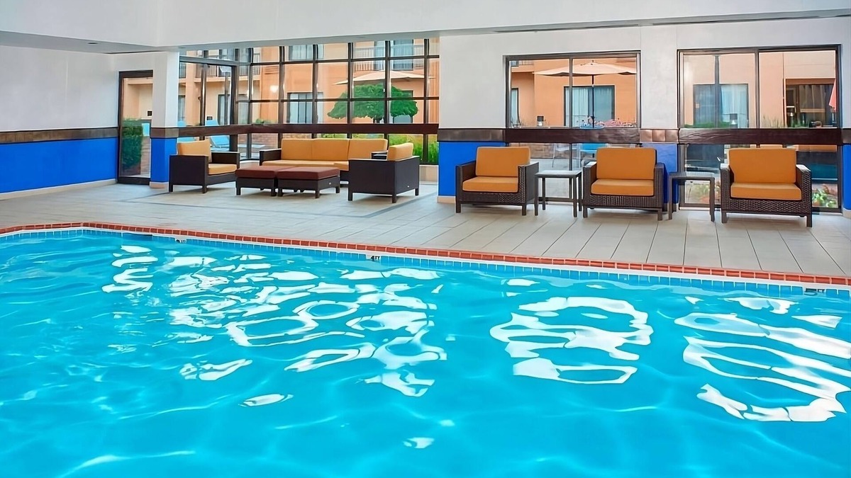 Auburn Hills Resort | Short Distance From The Well Known Sites! 2 Lovely Units, Pool, Parking!