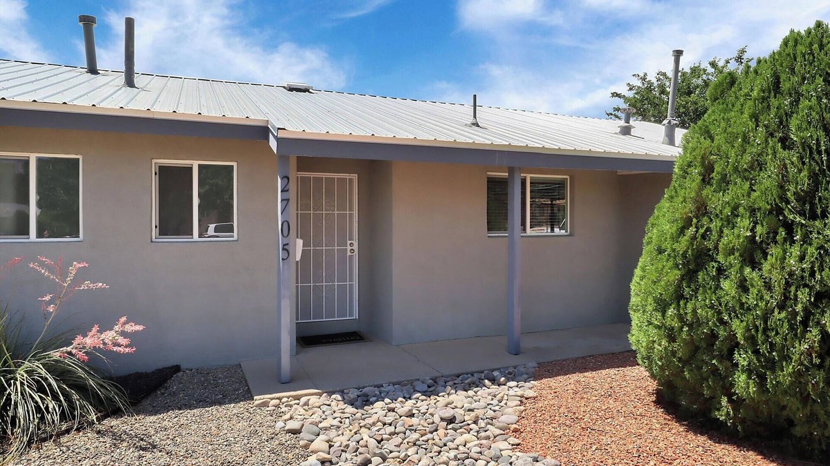 Northeast Heights House | Short Drive to Balloon Fiesta Park. 5 blocks from shopping malls & dining