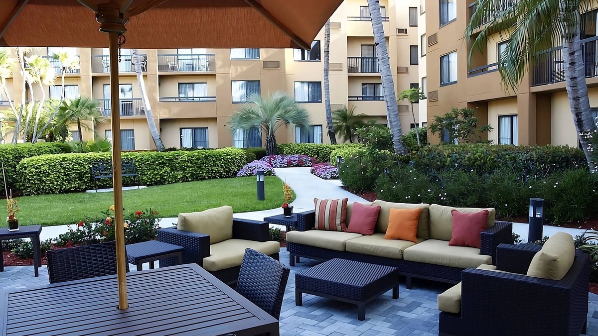 Boca Raton Hotel | Short Drive to Boca Raton Beach! Pets Are Welcome, Free Parking, Pool!