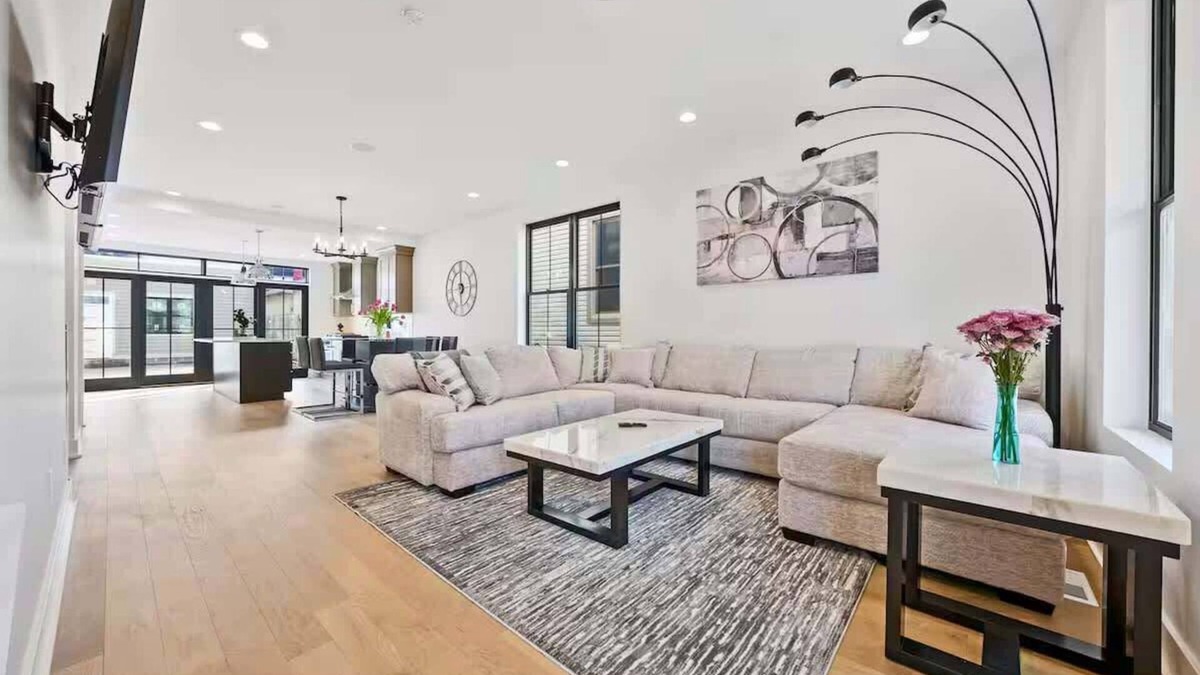 Italian Village House | Short North - Free Parking - Convention - King Bed
