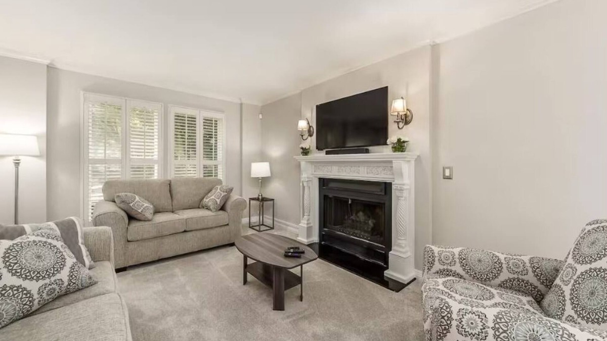 Downtown Columbus House | Short North Home 4BR w/backyard- 2 car garage in very safe neighborhood