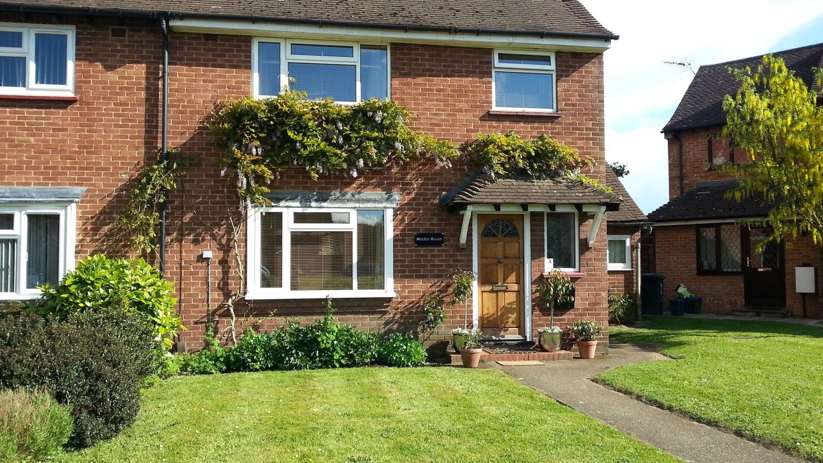 Guildford House | Short or long term, group holiday stays in Guildford. Easy access, free parking