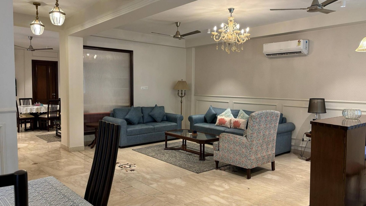 Green Park Apartment | Short Stay 3BHK in Green Park with LIFT