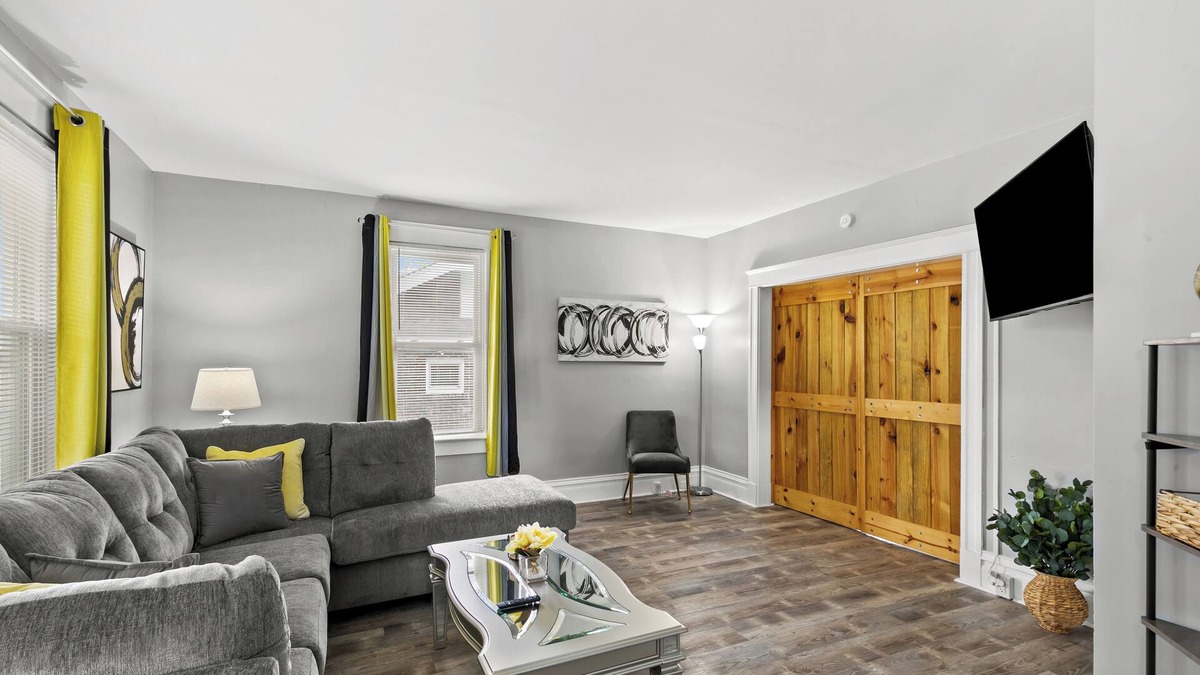 St. Louis House | Short Stay Chateau near Airport, Hospitals, & HWYs