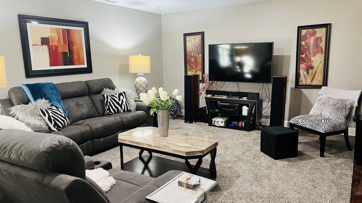 Columbia House | Short term avail! 5 min from MIZZOU,Univ Hospital! Family sized,clean,fenced