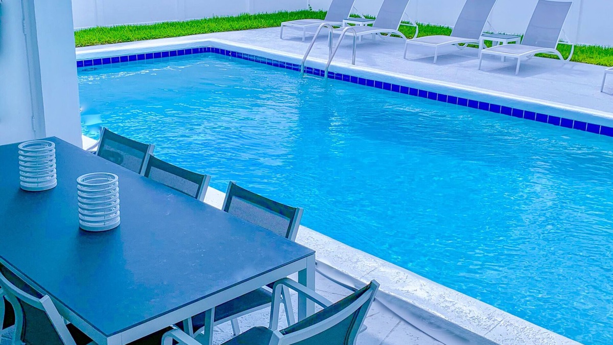 East Fort Lauderdale House | SHORT WALK TO BEACH AND RESTAURANTS HEATED POOL
