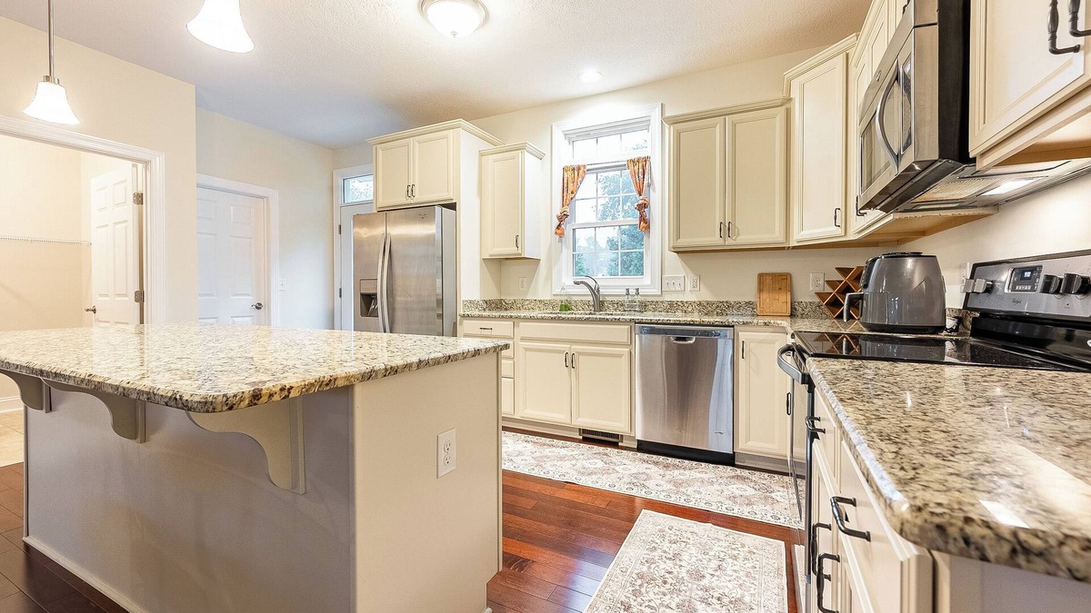 Downtown Eastside House | Short walk to Downtown and Lane Stadium!
