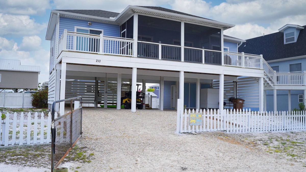Port St. Joe House | Short walk to the Beach and Bay, Pet Friendly and Fully Fenced yard