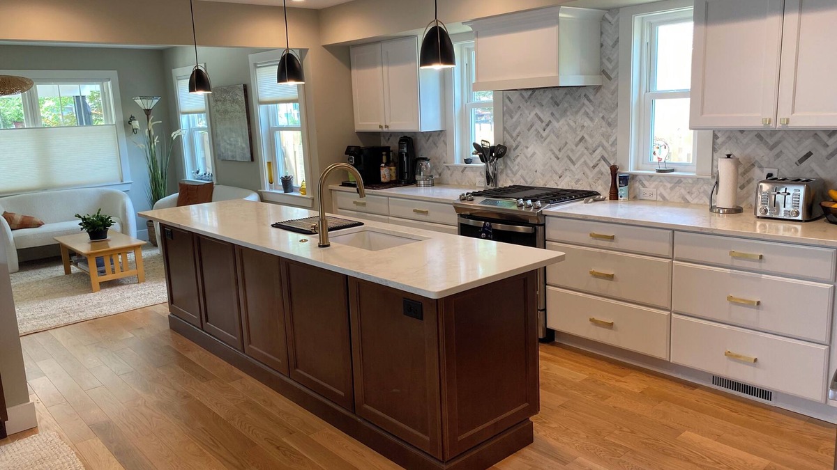 Ann Arbor House | Short Walk to the Big House, Modern Spacious 3 BR + Basement Suite, 3.5 baths