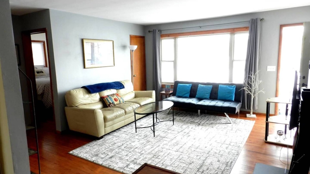 Monona House | Side B-Cute and Comfortable Home near Waterfront