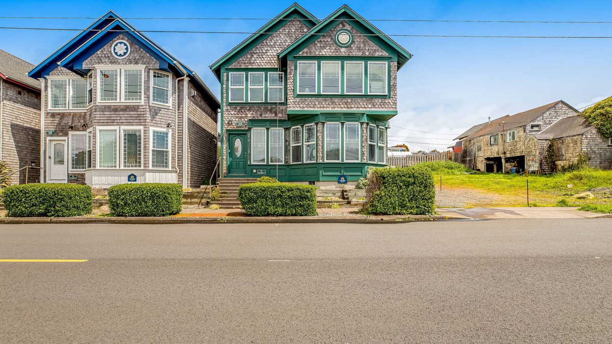 Newport House | Side-by-side ocean-view homes with hot tubs & fireplaces - 1 block to beach