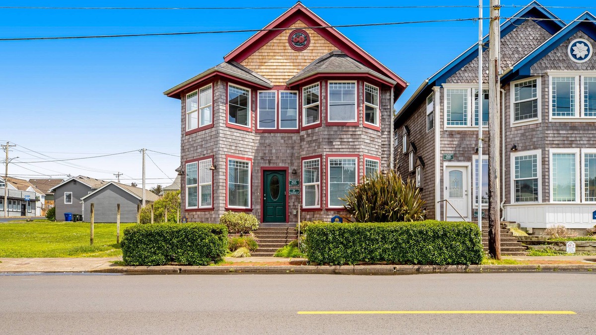 Newport House | Side-by-side ocean view homes with enclosed yards & hot tubs - 1 block to beach