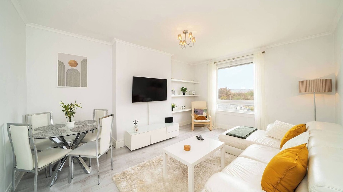 Murthill Apartment | Sidlaw View - 3 Bed with Style