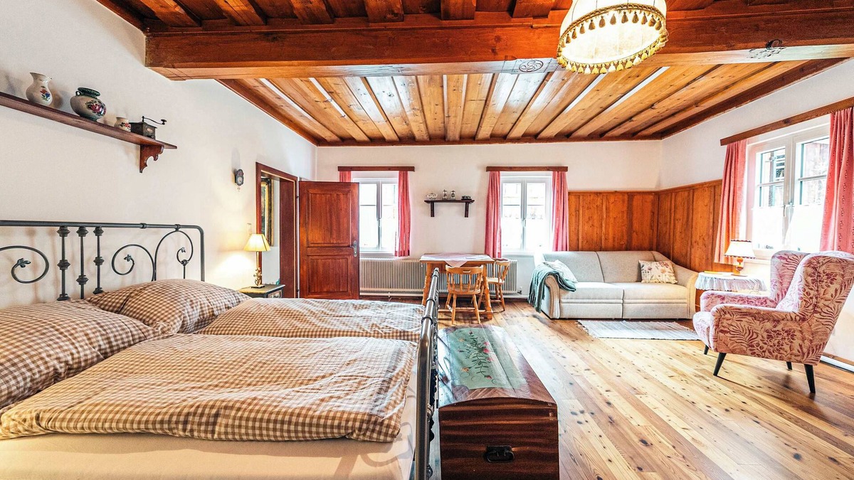 Altaussee Apartment | Sieglgut: Strauss Suite | Kitchen | Parking