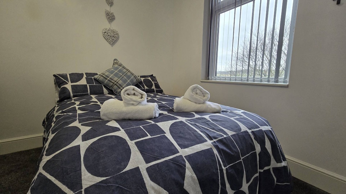 Brierfield Apartment | Signature Double Room Ensuite with Shower Room 2