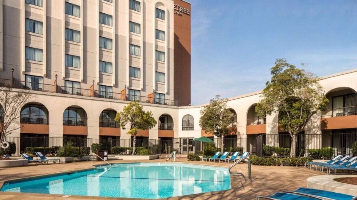 Newark House | Silicon Valley stays close to the freeways !
