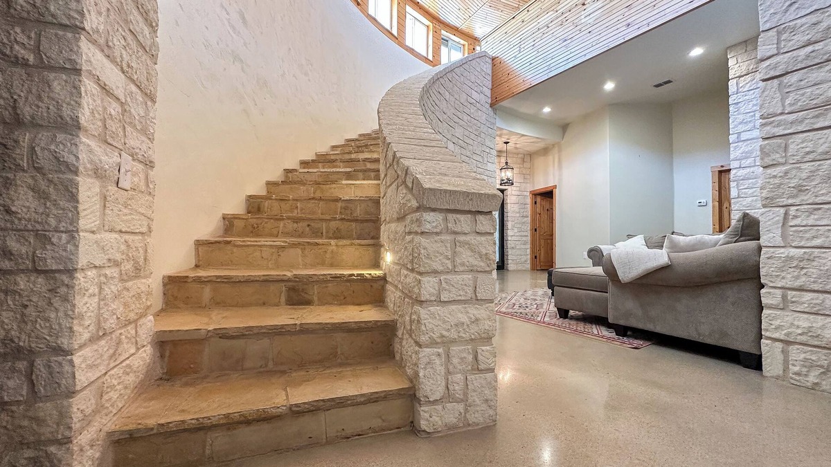 Hondo House | Silo House in the country with a pool! Hunters welcome!