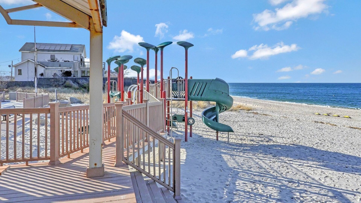 Baiting Hollow House | Silver Beach Bliss: Luxury Waterfront Home w/ Pool