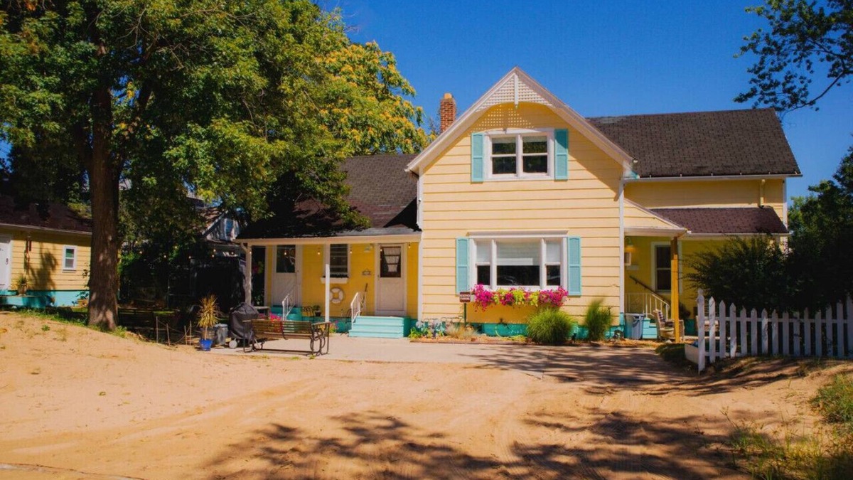 Saint Joseph House | Silver Beach Inn: Cup & Saucer