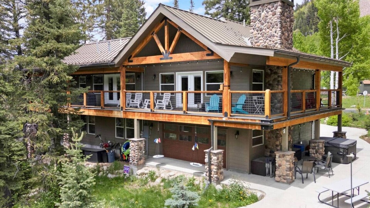 Salt Lake Mountain Resorts Apartment | Silver Fork Chalet - Hot Tub & 18+ Beds