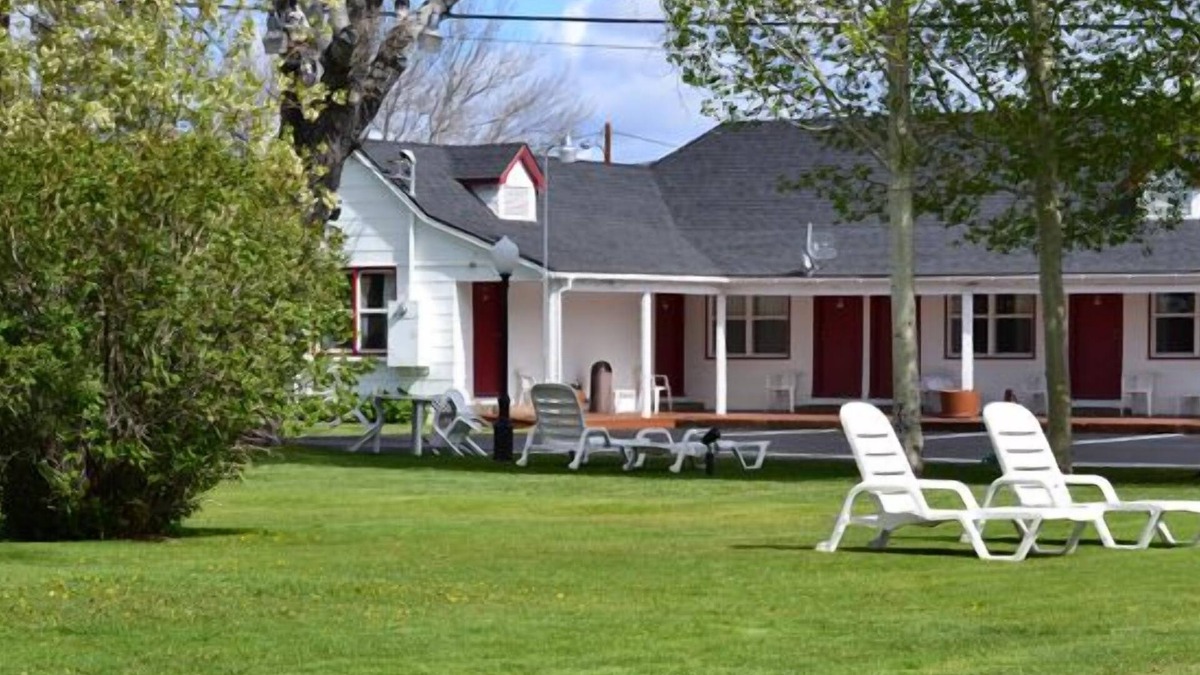 Bridgeport Hotel | Silver Maple Inn