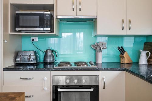 Silver Sands House | Silver Myrtle Shack - Aldinga Beach - C21 SouthCoast Holidays