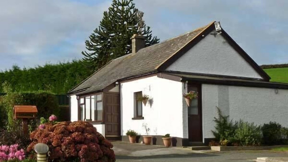 Blainroe Cottage | SILVER STRAND COTTAGE, pet friendly in Wicklow Town, County Wicklow