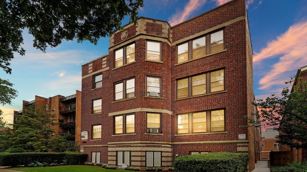South Evanston Apartment | Simple and Roomy 1BR Apt in Evanston