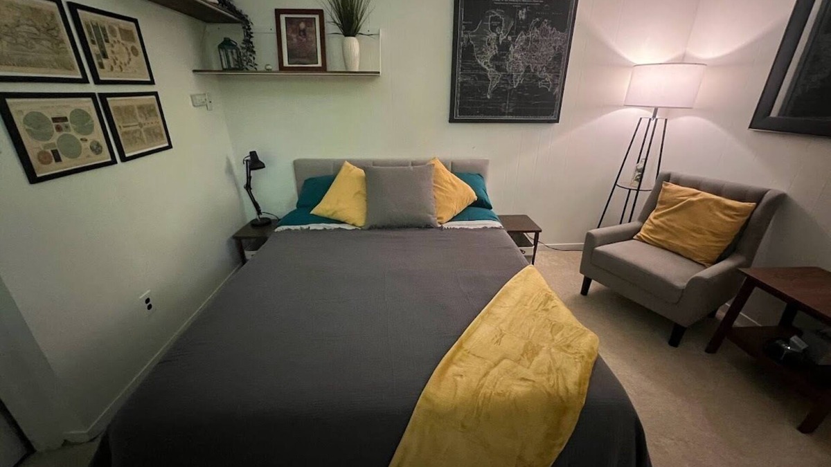 Pocket Apartment | Simple Cozy Moonlit Haven in Greenhaven