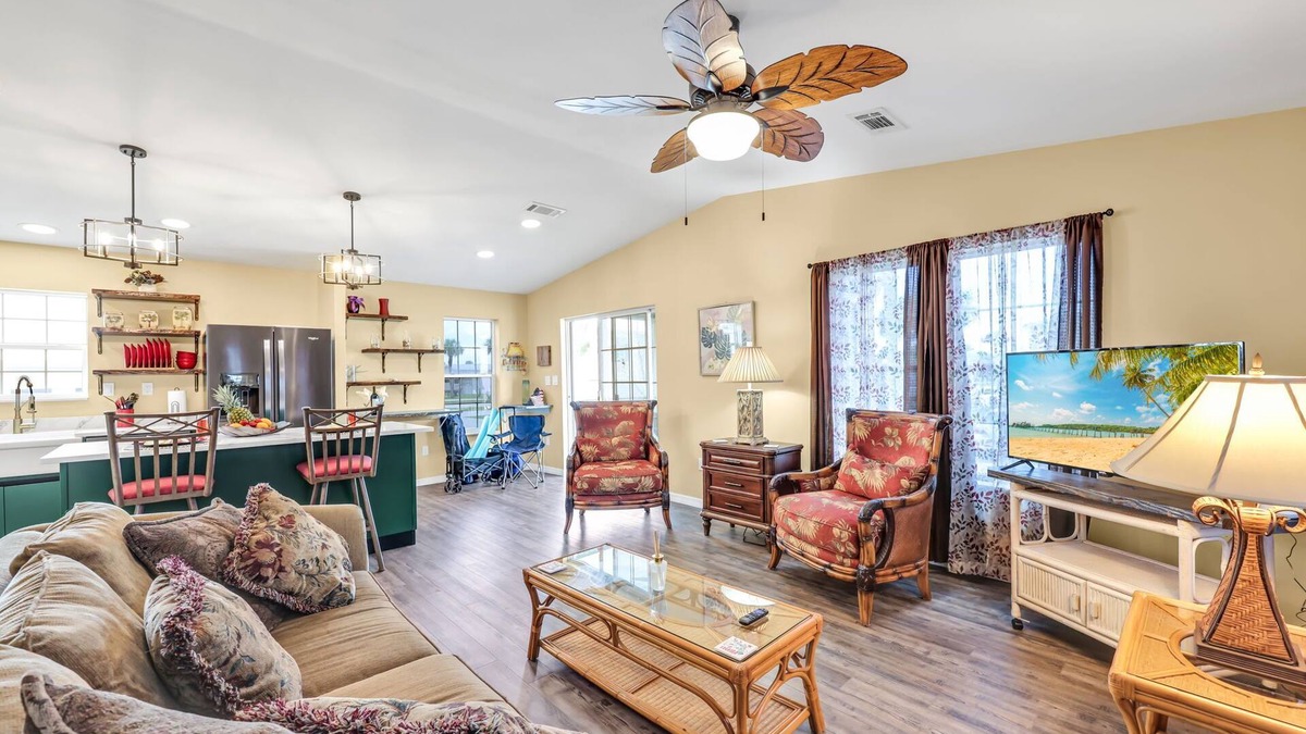 Biggar House | Simple Elegance! Just minutes to Ft Myers Beach and Sanibel Island