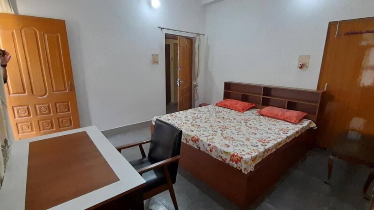 Varanasi Bed & Breakfast | Simple, Hygienic and peaceful stay with a workstation