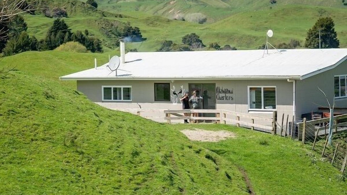 Tiniroto House | Simple relaxed accomodation option for family, friend groups or travellers.