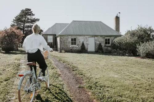 Ross Ski Chalet | Simplistic Luxury Cottage, Ross