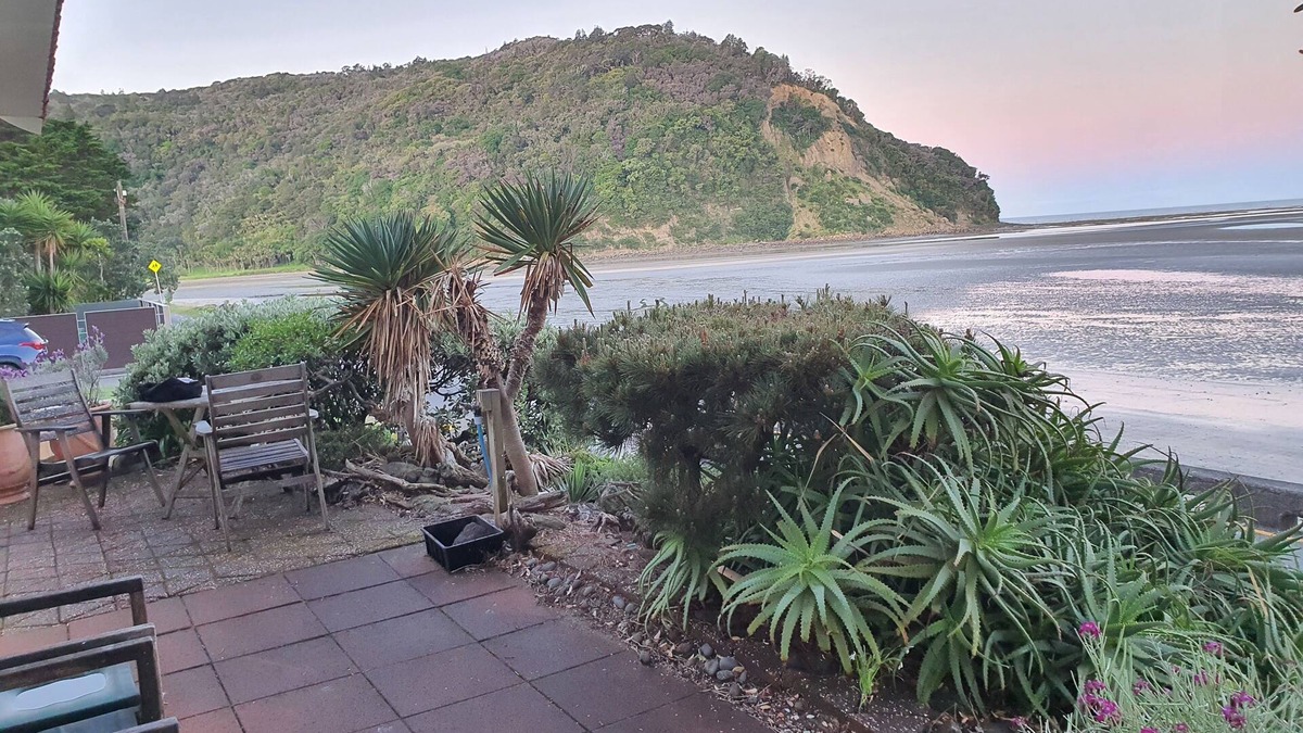 Waiwera House | Simply Beautiful 3 brm beach front with sea views and headland views.