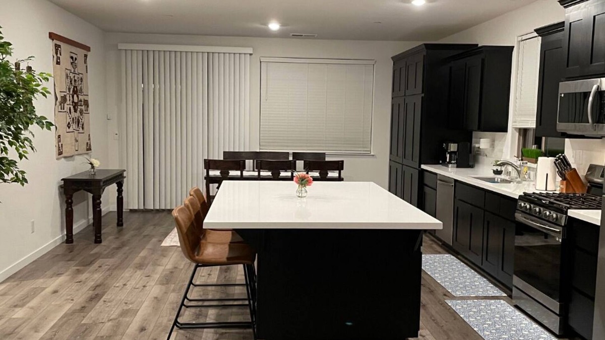 Roseville House | Simply Sweet & Cozy in Roseville