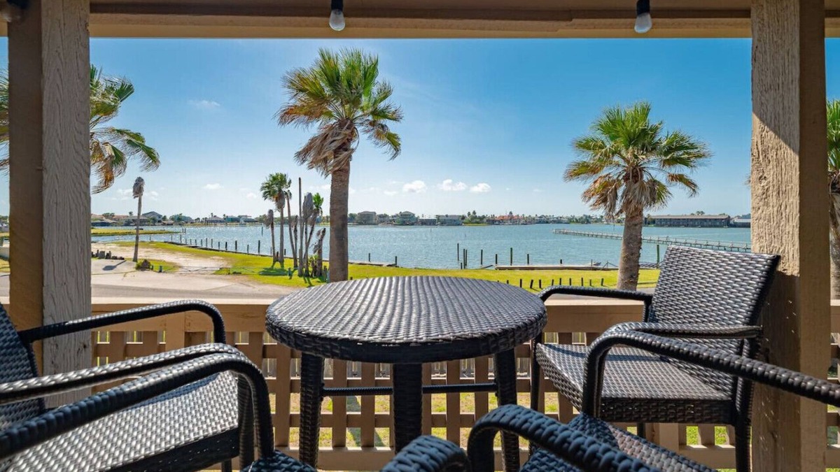 Harbor Oaks Condo | Simply Wonderful | Bayview | Pier | Pools |by Rose