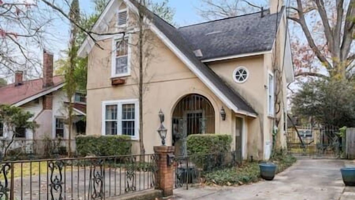 Shandon Apartment | Sims Suite | 1BR 1BA | Downtown