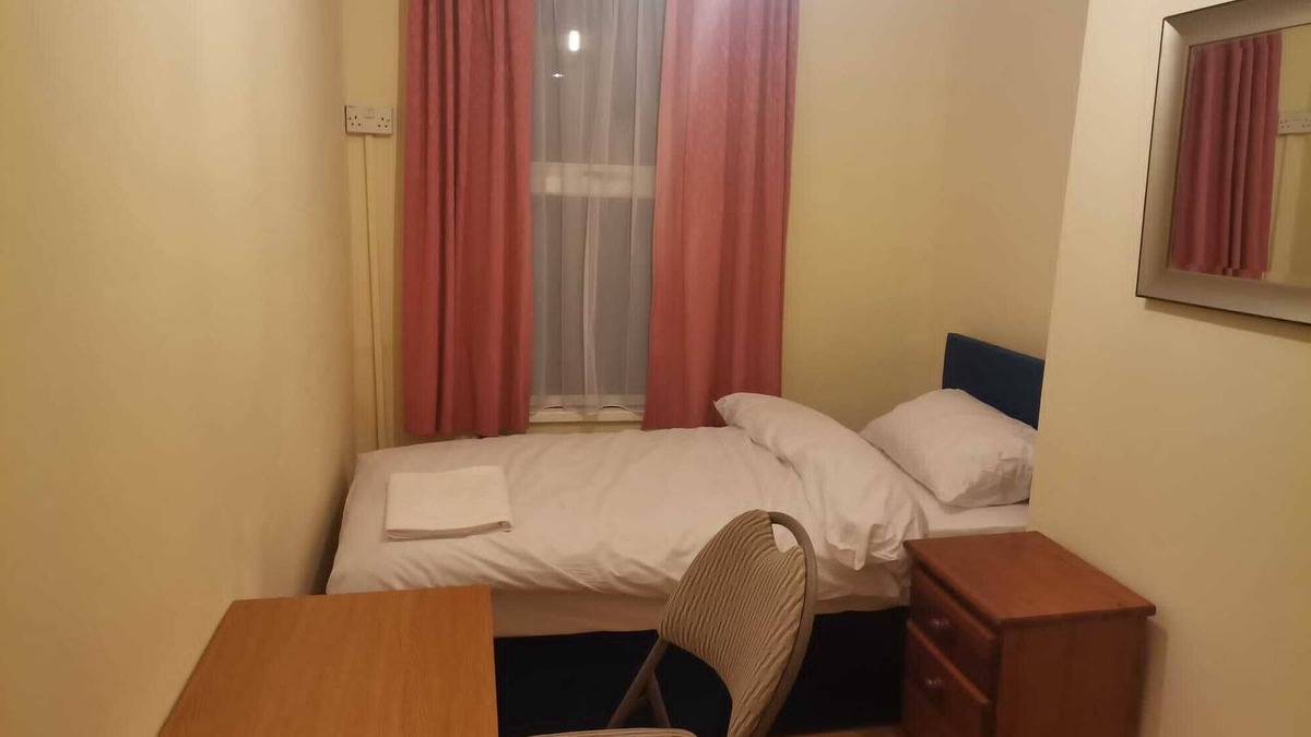 Goodmayes House | Single bedroom near London Seven Kings Train Station