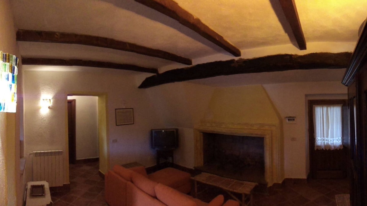 Ischia di Castro House | single detached house completely ristrutturata- 3-4 people near the lake.