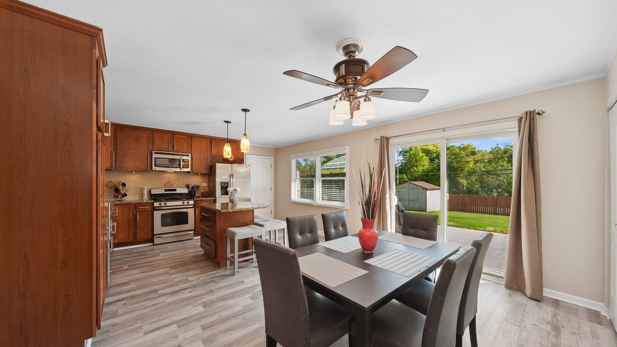 Schaumburg House | Single Family home in Schaumburg, IL 3 bed/2 full baths/fully fenced backyard
