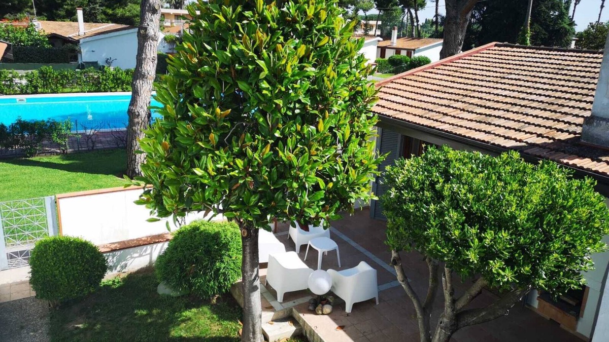 Laura Villa | Single-family house in private park 250 m from the sea with communal swimming pool