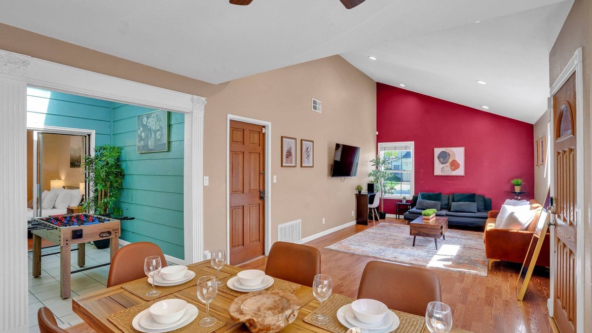 Ardenwood House | Single Level | Free Parking & Wi-fi | Private Yard