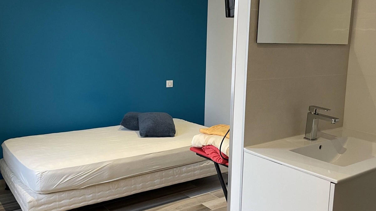Roye Bed & Breakfast | Single room, business students.