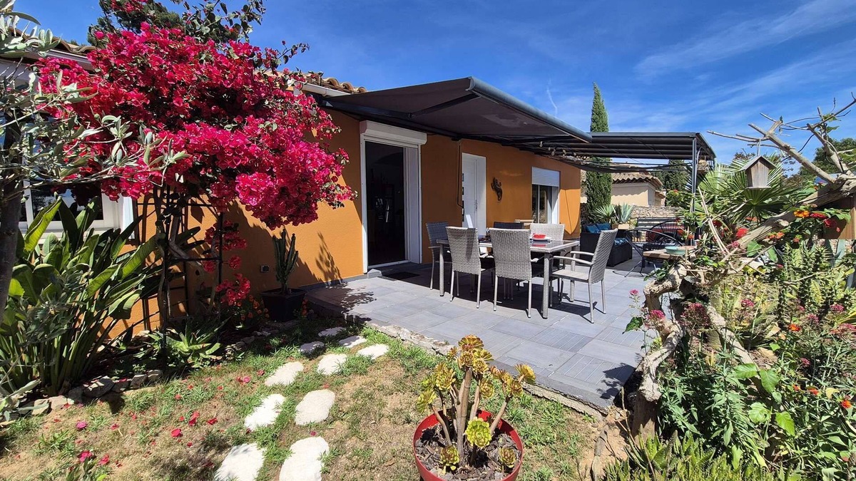 Tamaris House | Single storey house with 2 bedrooms, air conditioning, internet.beaches and shops nearby