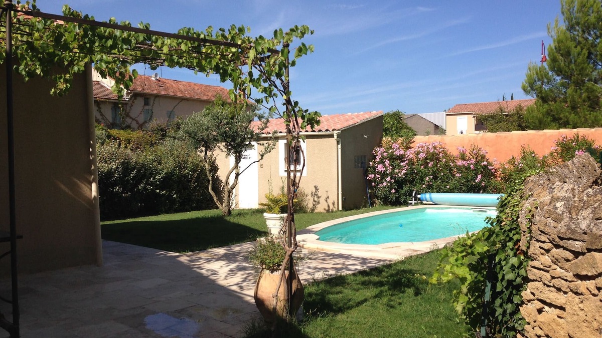 Aubignan Villa | Single storey villa with enclosed garden and swimming pool, Provence